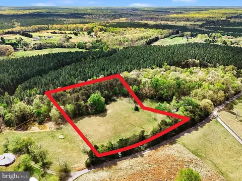 7 Woodville Rd, Locust Grove, VA 22508