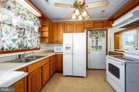 300 E Main St, Luray, VA 22835 photo 2