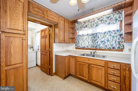 300 E Main St, Luray, VA 22835 photo 3