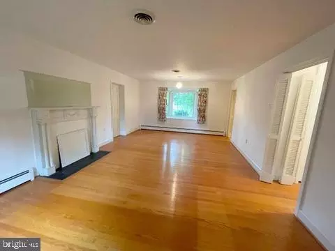9 Spring St, Luray, VA 22835 photo 3