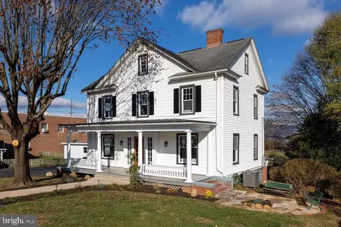 223 E Main St E, Luray, VA 22835 photo 1