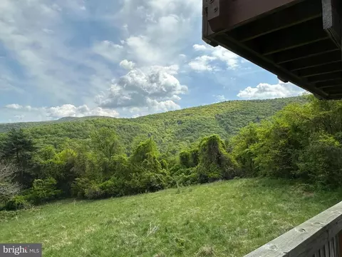 896 Overlook Dr, Rileyville, VA 22650
