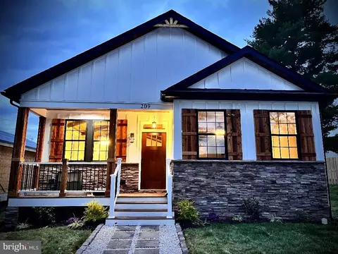 209 First St, Luray, VA 22835
