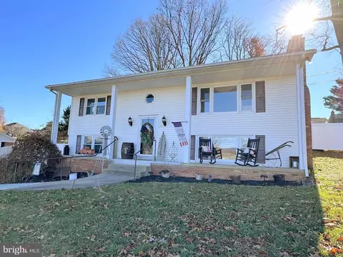 20 Canaan St, Luray, VA 22835