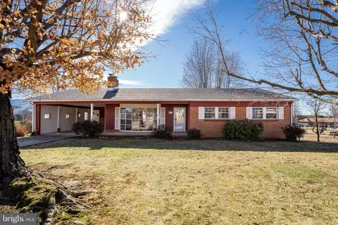 38 Canaan St, Luray, VA 22835