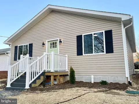 205 1st St, Luray, VA 22835