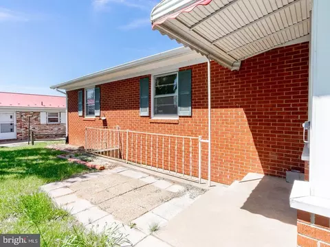 9 Third St, Luray, VA 22835 photo 3