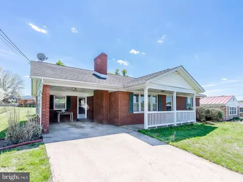 9 Third St, Luray, VA 22835 photo 2