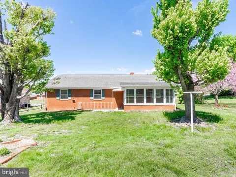 9 Third St, Luray, VA 22835 photo 4