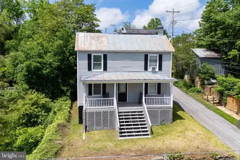 102 S Hawksbill St S, Luray, VA 22835