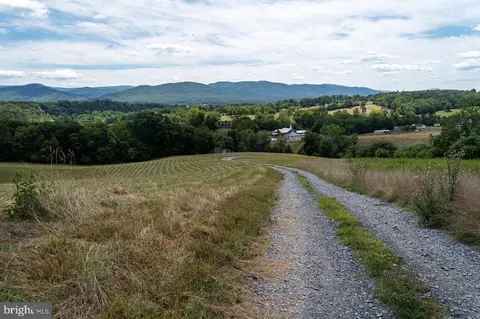 8 Galloway Spring Ln, Shenandoah, VA 22849