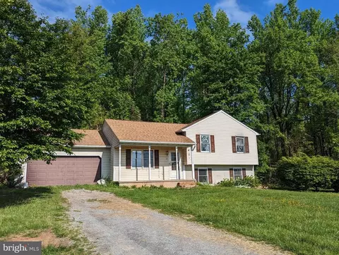 12 Quann Ln, Chester Gap, VA 22623