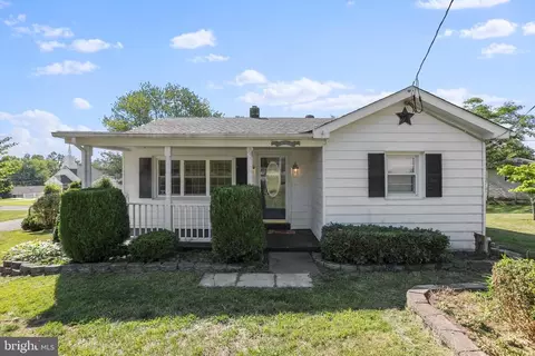 51 Waterfall Rd, Chester Gap, VA 22623