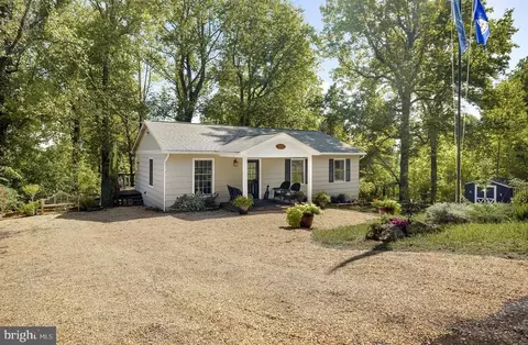 130 Foggy Ln, Chester Gap, VA 22623