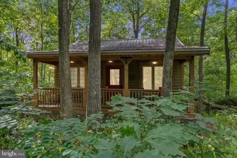 135 Apache Trl, Chester Gap, VA 22623