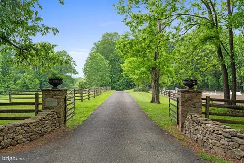 501 Richmond Rd, Castleton, VA 22716