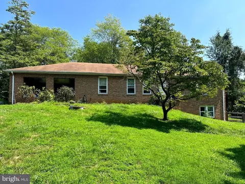 174 Aileen Rd, Flint Hill, VA 22627