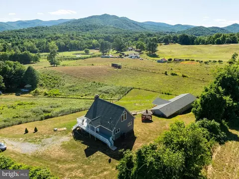 32 Old Hollow Rd, Sperryville, VA 22740