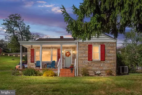 20 Waterfall Rd, Chester Gap, VA 22623