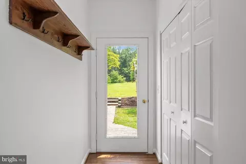 Entry Way - 274 Aaron Mountain Rd, Castleton, VA 22716 photo 3 of 5
