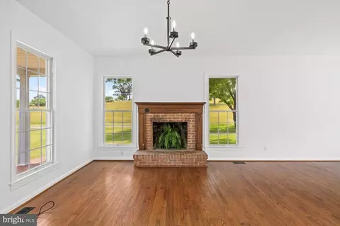 Living - 274 Aaron Mountain Rd, Castleton, VA 22716 photo 3 of 5