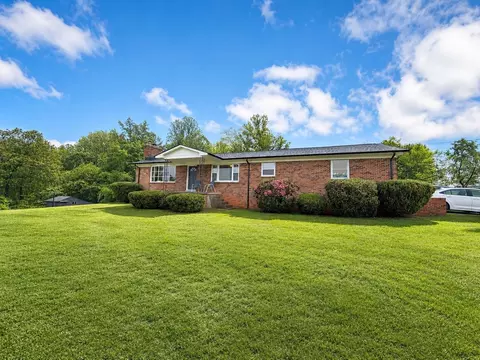 13767 Crest Hill Rd, Flint Hill, VA 22627