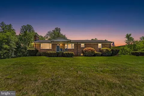 13767 Crest Hill Rd, Flint Hill, VA 22627
