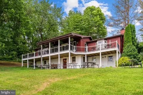 72 Christmas Tree Ln, Washington, VA 22747