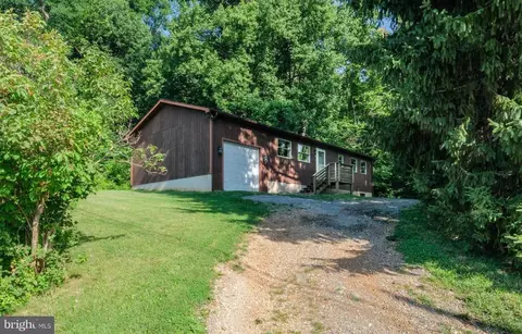 16 Headwaters Rd, Chester Gap, VA 22623