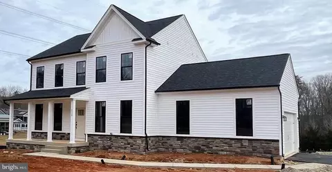 8008 River Rd, Fredericksburg, VA 22407