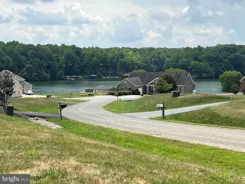 6517 Harbour Point Dr, Mineral, VA 23117