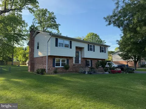 812 Lincoln Dr, Fredericksburg, VA 22407