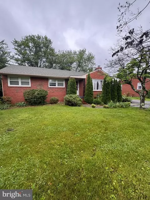 121 Laurel Ave, Fredericksburg, VA 22408