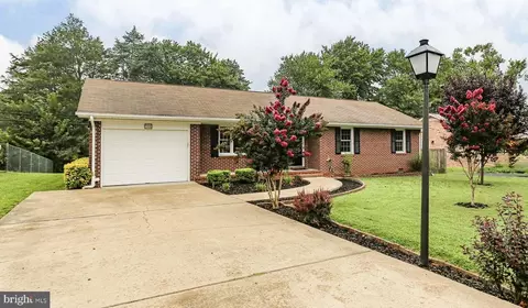305 Sycamore Dr, Fredericksburg, VA 22408