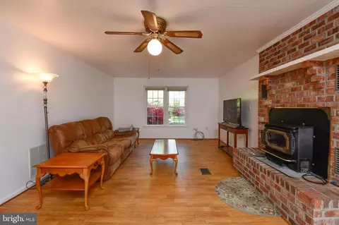 Living - 9624 Sutters, Partlow, VA 22534 photo 4 of 5