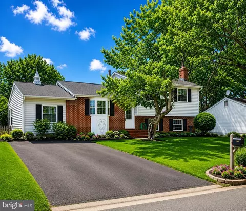 5083 Macnamara Dr, Fredericksburg, VA 22407