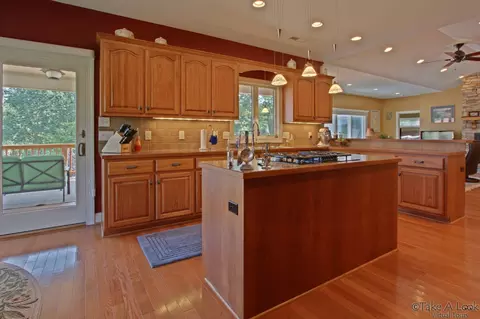 910 Back Nine Dr, Moneta, VA 24121 photo 7