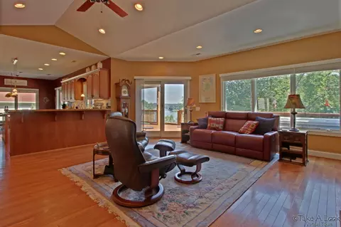 910 Back Nine Dr, Moneta, VA 24121 photo 4