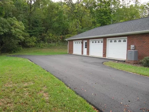 2945 Green Hill Dr, Salem, VA 24153 photo 5