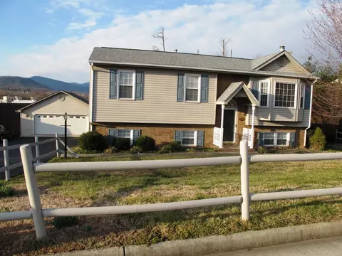 1811 Epps Dr, Salem, VA 24153 photo 2