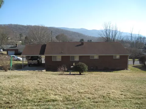 318 E Gray St, Covington, VA 24426 photo 2