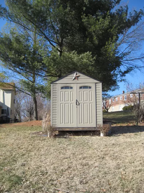 318 E Gray St, Covington, VA 24426 photo 3