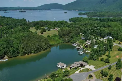 210 Three Point Isle Dr, Penhook, VA 24137 photo 71