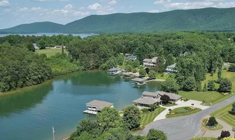 210 Three Point Isle Dr, Penhook, VA 24137 photo 5