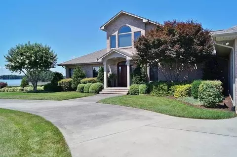 210 Three Point Isle Dr, Penhook, VA 24137 photo 2