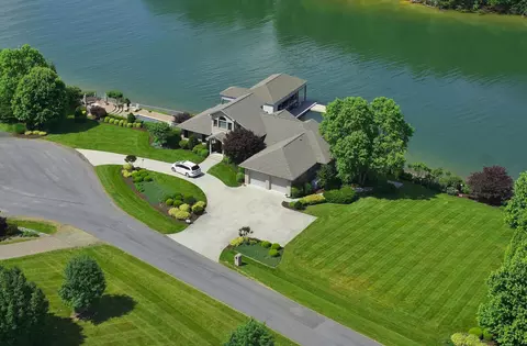 210 Three Point Isle Dr, Penhook, VA 24137 photo 4