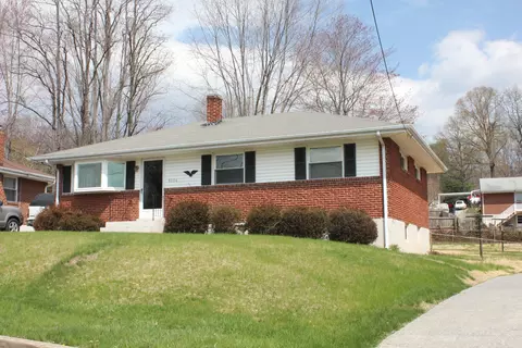 1014 Markham Cir SE, Roanoke, VA 24014 photo 2