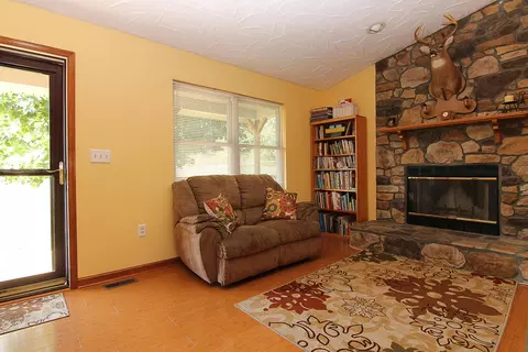 105 Oakridge Dr, Thaxton, VA 24174 photo 4