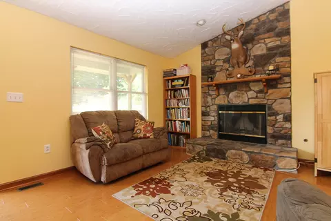 105 Oakridge Dr, Thaxton, VA 24174 photo 5