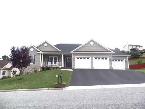 5918 Crumpacker Dr, Roanoke, VA 24012 photo 1